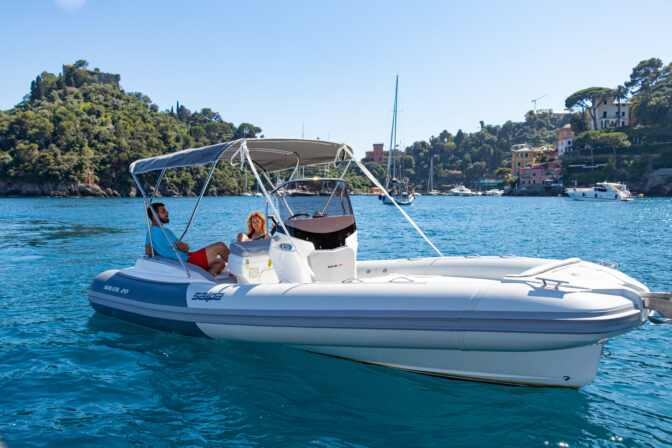 Noleggiare un gommone senza patente in Liguria